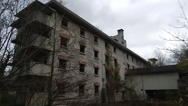 男鹿プリンスホテル：男鹿市の廃墟に響く霊の足音と不気味な手形と気配