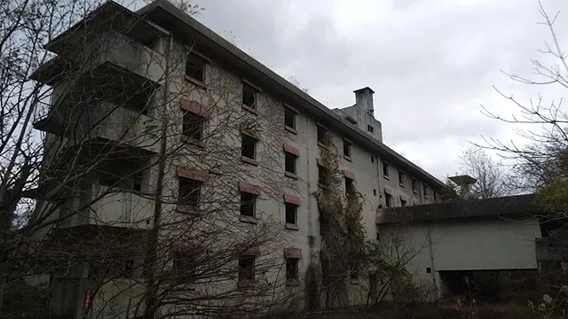 男鹿プリンスホテル：男鹿市の廃墟に響く霊の足音と不気味な手形と気配