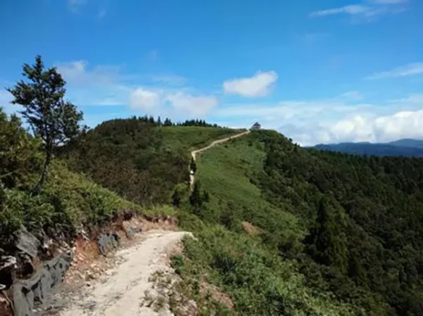 人形峠の霊気：ウラン鉱の呪いと蜘蛛退治伝説が囁く霧の泣き声