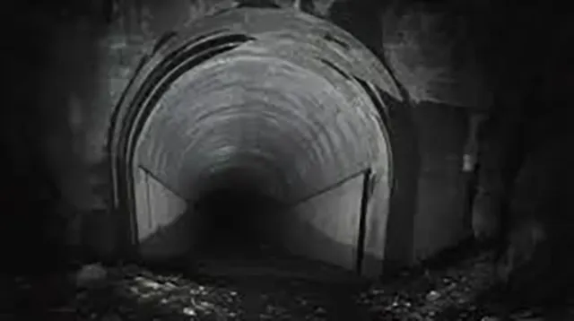 山神トンネル：作業服姿の幽霊と事故の闇