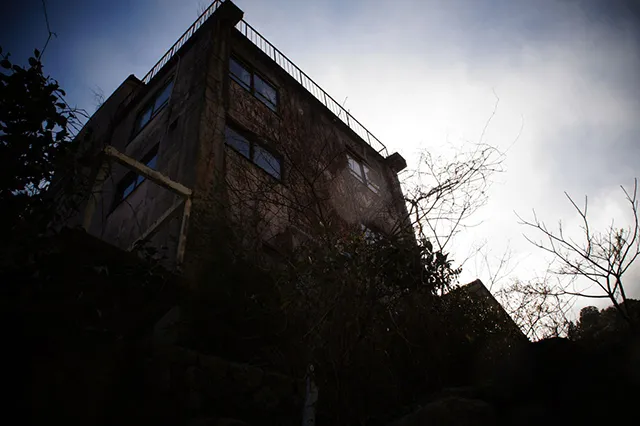 オカルトの定義：廃墟の暗闇で響く神秘の足音