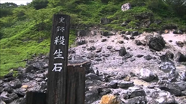 殺生石：九尾の狐の伝説と霊のささやき