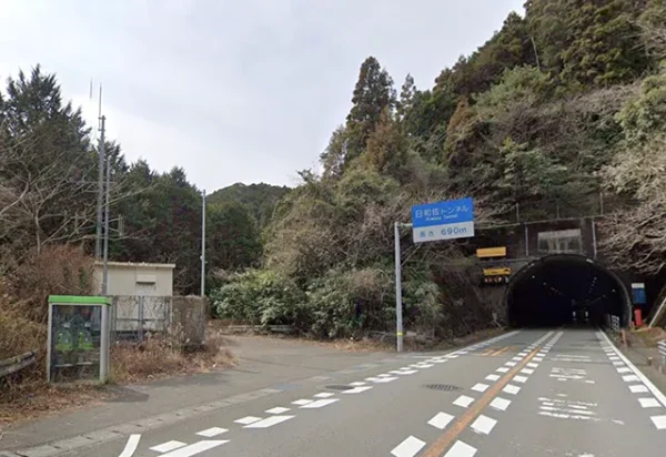 日和佐トンネルの公衆電話：電話ボックスにかかる幽霊からの電話と火の玉