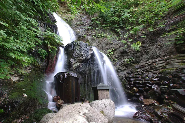 月光の滝：青森の神聖な修験場に潜む呪いと不気味な音