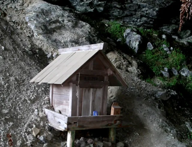 猪目洞窟：「黄泉の穴」伝説に潜む「夢に見ると死ぬ呪い」と白い影