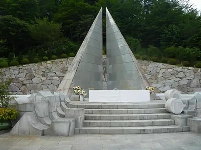 高天原山：「御巣鷹の尾根」（日本航空123便 墜落事故現場跡）の慰霊碑に潜む霊気