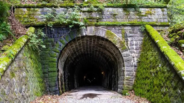 旧天城トンネル:女性の霊と夜の足音