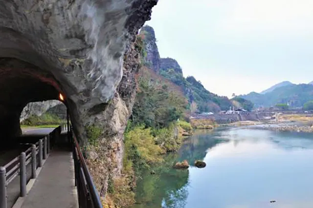 青の洞門（樋田の刳抜）：耶馬渓の白い手とトンネルの霊