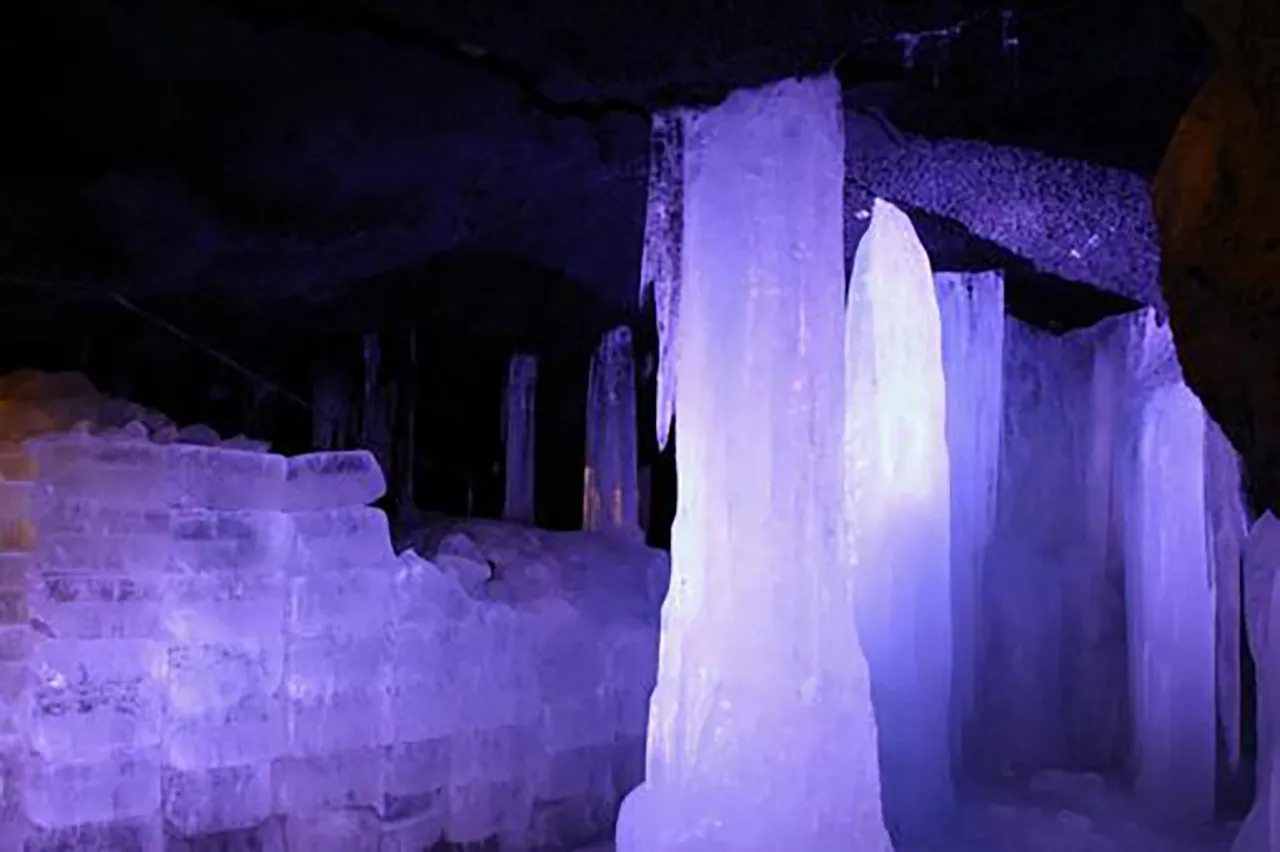 山梨県 心霊スポット 富岳風穴（ふがくふうけつ）