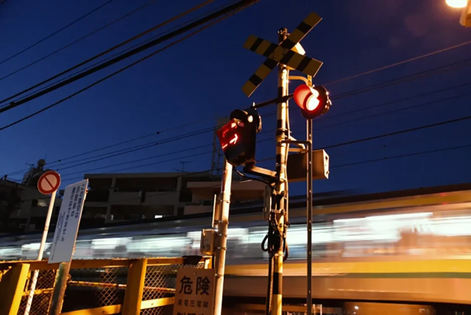 日本最恐踏切５選：幽霊と怪音が潜む心霊スポットの秘密