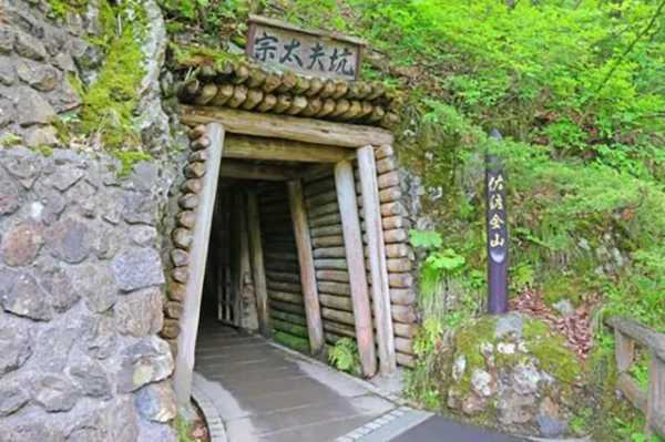 佐渡金山坑道跡：廃墟に漂う冷気と影が襲う夜