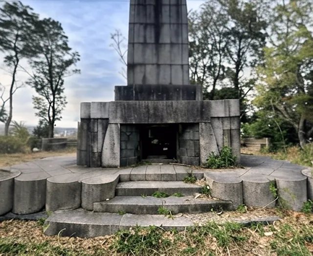 ニャロメの塔：伊勢市虎尾山に響く殺人事件の霊と明治聖代戦役記念碑の心霊噂