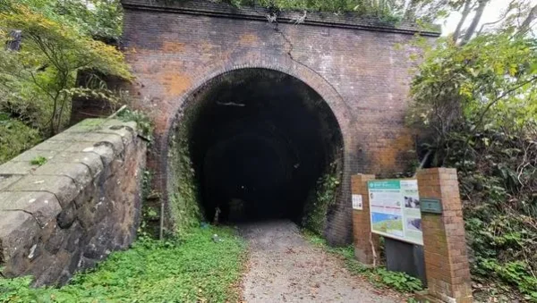 親不知レンガトンネル：糸魚川市に響く謎の声と冷気の霊話