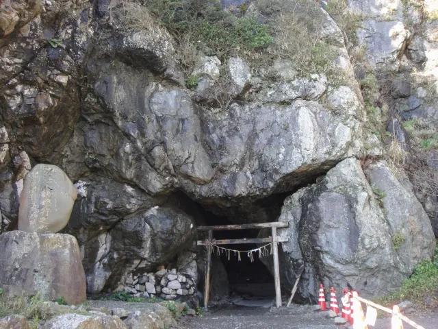 御厨人窟：室戸岬の夜の洞窟に漂う弘法大師の霊と神秘の波音