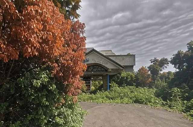 お水荘ヘルスピア:プール死亡事故の噂と廃墟の不気味な気配の真相