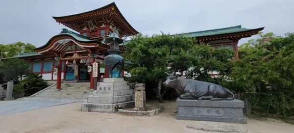 太宰府天満宮：夜の参道に現れる白い幽霊