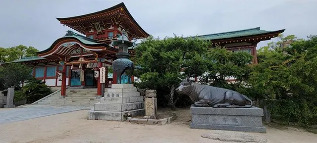 太宰府天満宮：夜の参道に現れる白い幽霊