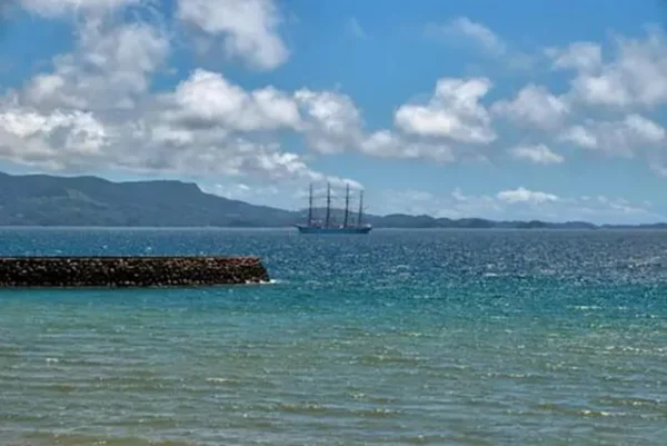 千里ヶ浜：夜の海辺に現れる幽霊船と声