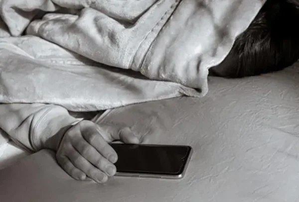 金縛りと電磁場を科学で解明：睡眠麻痺と脳のトリック