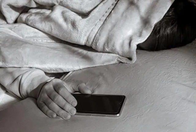 金縛りと電磁場を科学で解明：睡眠麻痺と脳のトリック