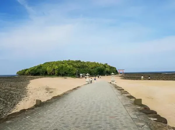 青島神社参道：海の霊と謎の伝承