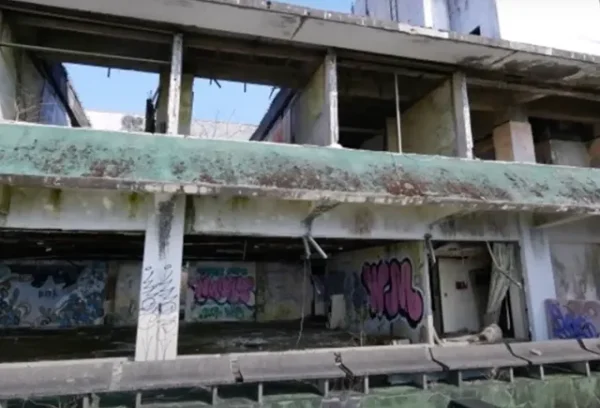 ベルビュー富士ホテル：御殿場の廃墟に響くピアノの音と殺人事件の真相