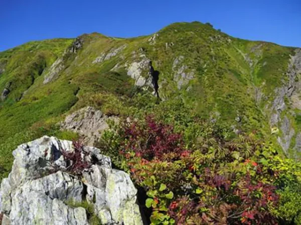 越後駒ヶ岳岩場：夜の霊と修行者の影