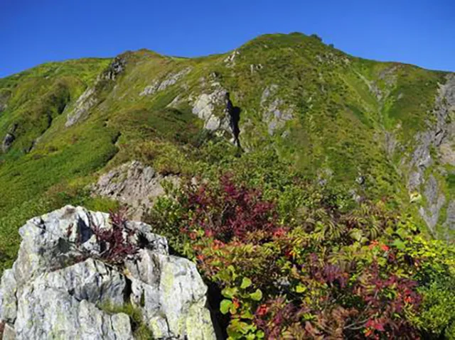 越後駒ヶ岳岩場:夜の霊と修行者の影