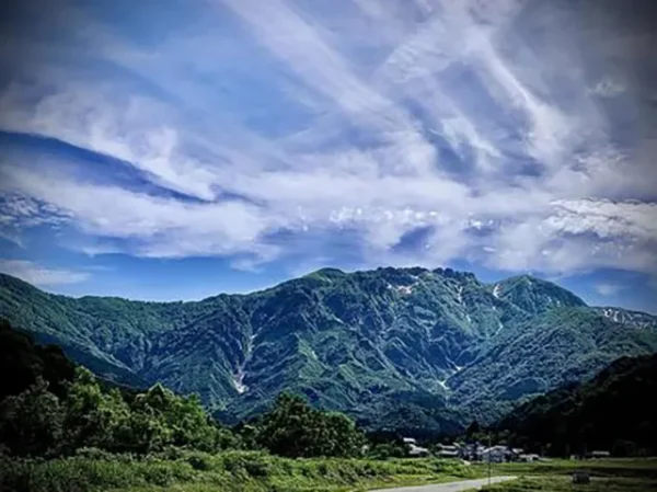 八海山：夜の僧侶の霊と謎の光