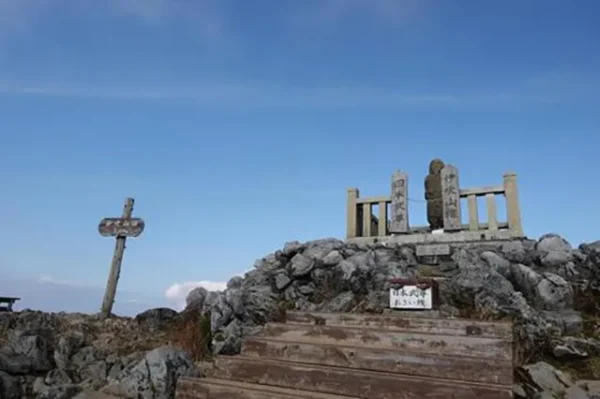 伊吹山の旧登山道：遭難者の霊と謎の光