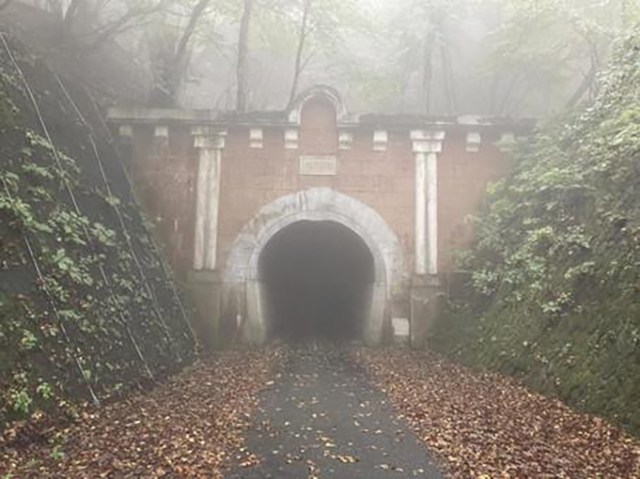 旧笹子トンネル:天井崩落事故の歴史と少女の霊の真相