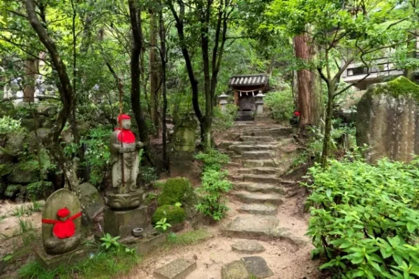 三滝寺：霊気と滝の不気味な伝承