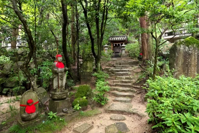 三滝寺:霊気と滝の不気味な伝承