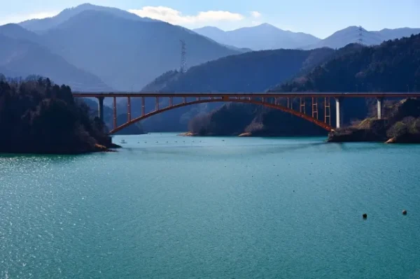 虹の大橋（宮ケ瀬湖）：自殺の名所と心霊の噂