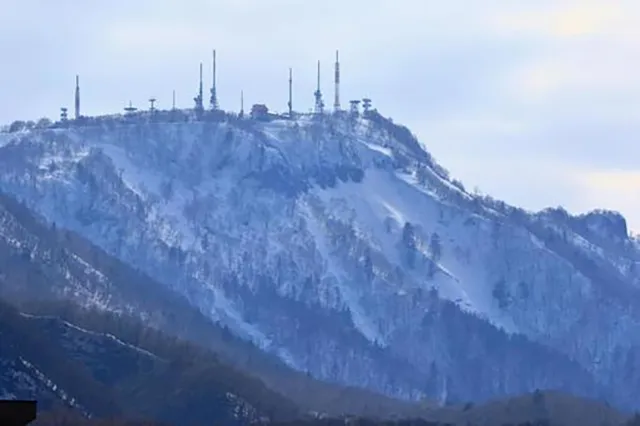 手稲山の怪:廃墟と不気味な足音