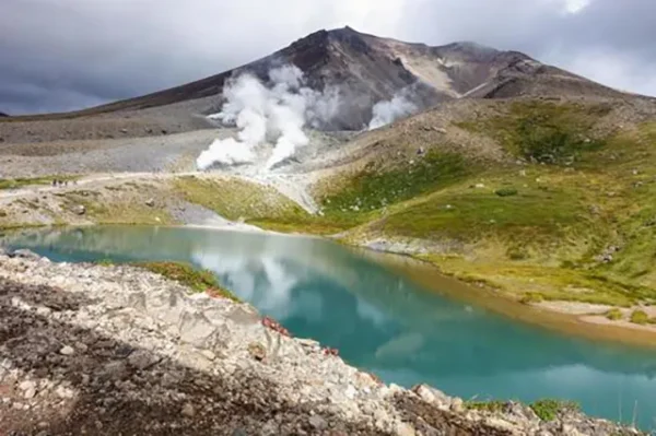 大雪山の有毒温泉：禁足地の怪奇と死の谷の心霊伝説