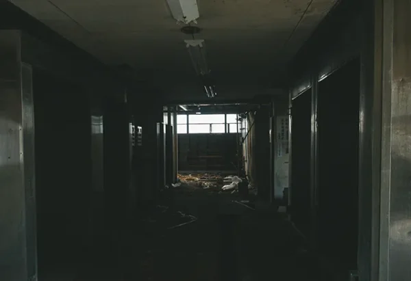 廃墟で全員が幽霊を見た？記憶改変と集団暗示の不気味な力