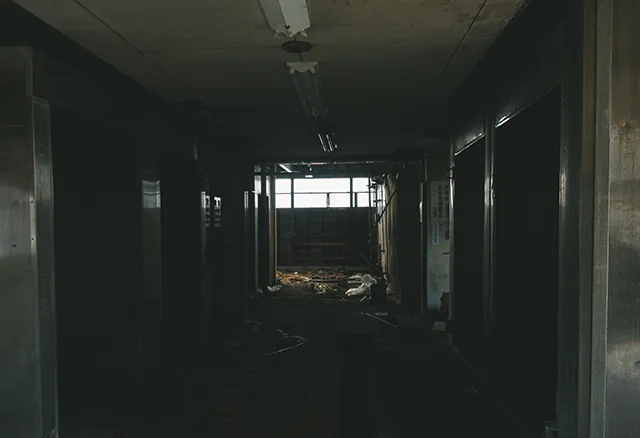 心霊体験の定義：廃墟の暗闇で背筋が凍る瞬間