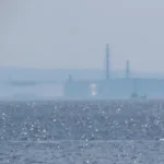 幽霊船か光の屈折か？蜃気楼が作り出す浮かぶ幽霊の真相