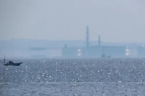 幽霊船か光の屈折か？蜃気楼が作り出す浮かぶ幽霊の真相