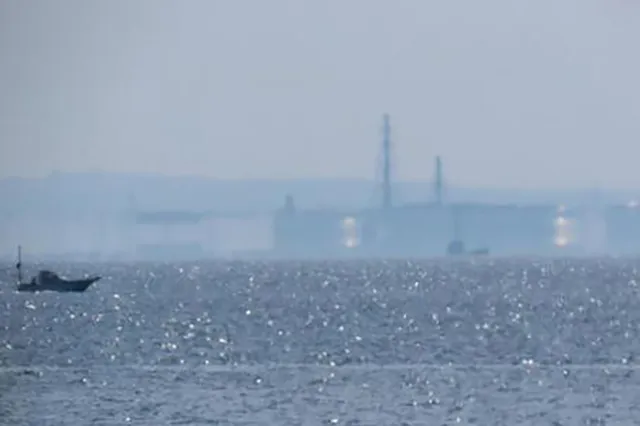 幽霊船か光の屈折か？蜃気楼が作り出す浮かぶ幽霊の真相