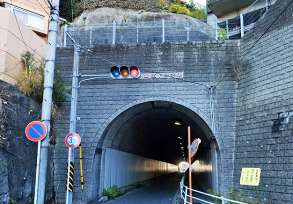 白山道トンネル：白山寺近くに響く事故が呼ぶカップル怨霊の真相