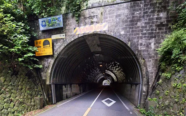 池子トンネル：霊園間を通るトンネル内で現れる複数の白い影と首を締める怨霊の真相