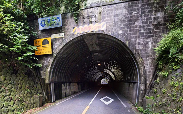 池子トンネル:霊園間を通るトンネル内で現れる複数の白い影と首を締める怨霊の真相