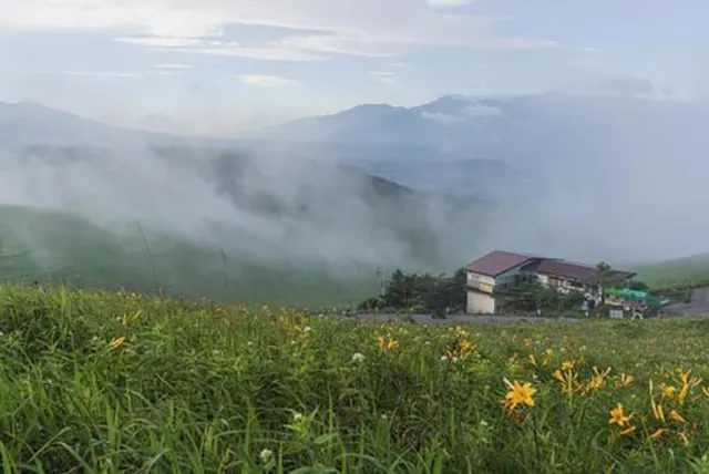 霧ヶ峰：高原の濃霧に包まれた廃墟群やホテル跡の心霊噂と白い女性の影