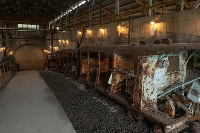 三川坑跡:大牟田の廃墟炭鉱に残る炭じん爆発の慰霊碑に現れる坑夫の影