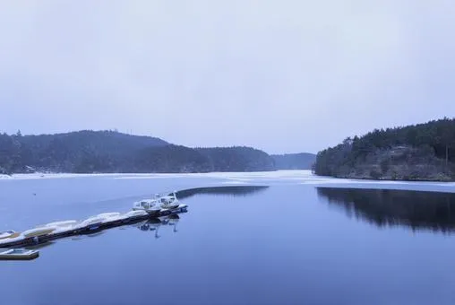 根の上湖：霧の夜に現れる静かな水面に潜む霊の心霊噂