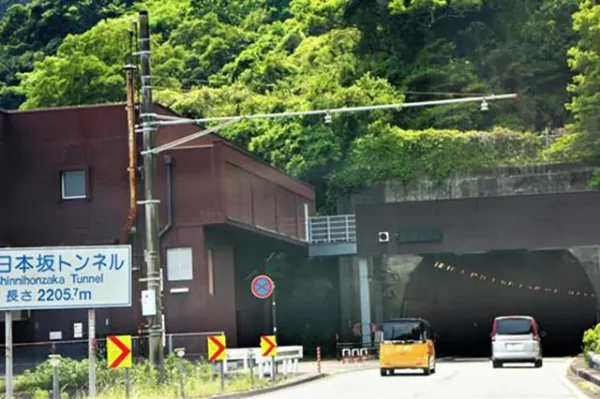 日本坂トンネルの心霊噂：1979年大規模火災事故の白い影と眠気の呪い