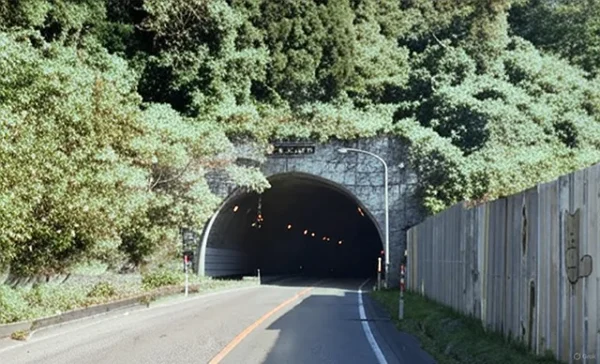 千里トンネル：千里眼由来の霊視と狭隘構造に潜む亡霊の視線と白い影の呪い