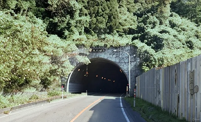 千里トンネル:千里眼由来の霊視と狭隘構造に潜む亡霊の視線と白い影の呪い